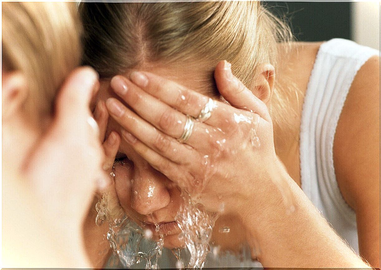 Hydrotherapy for the face with a little fresh water.