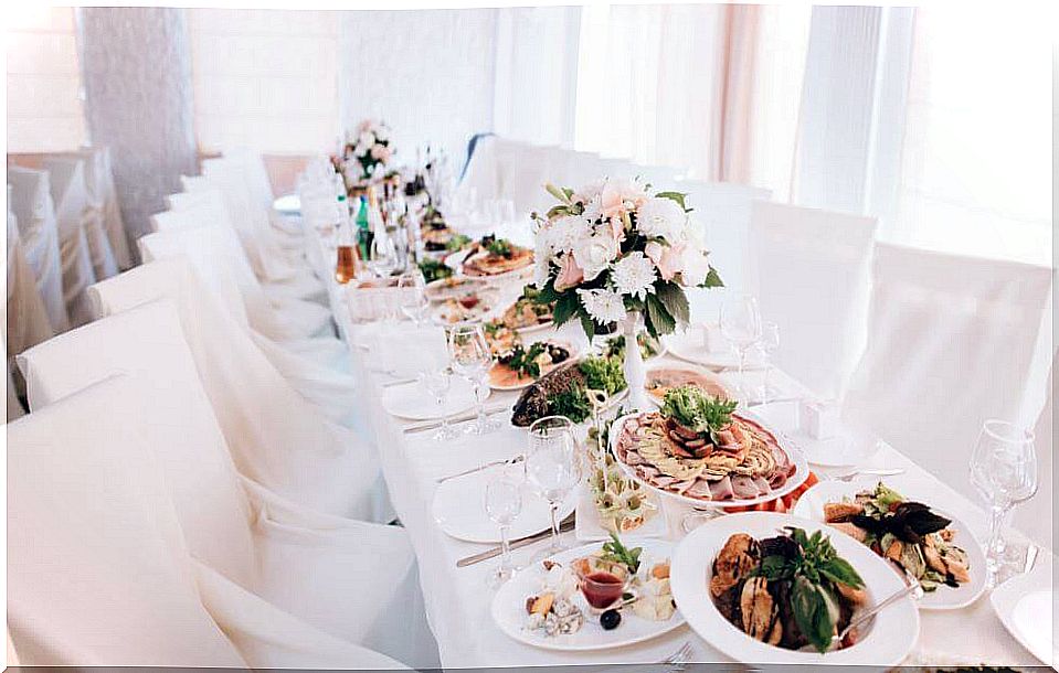 In a 21st century wedding, you can not miss the light arrangements and beautiful centerpieces.