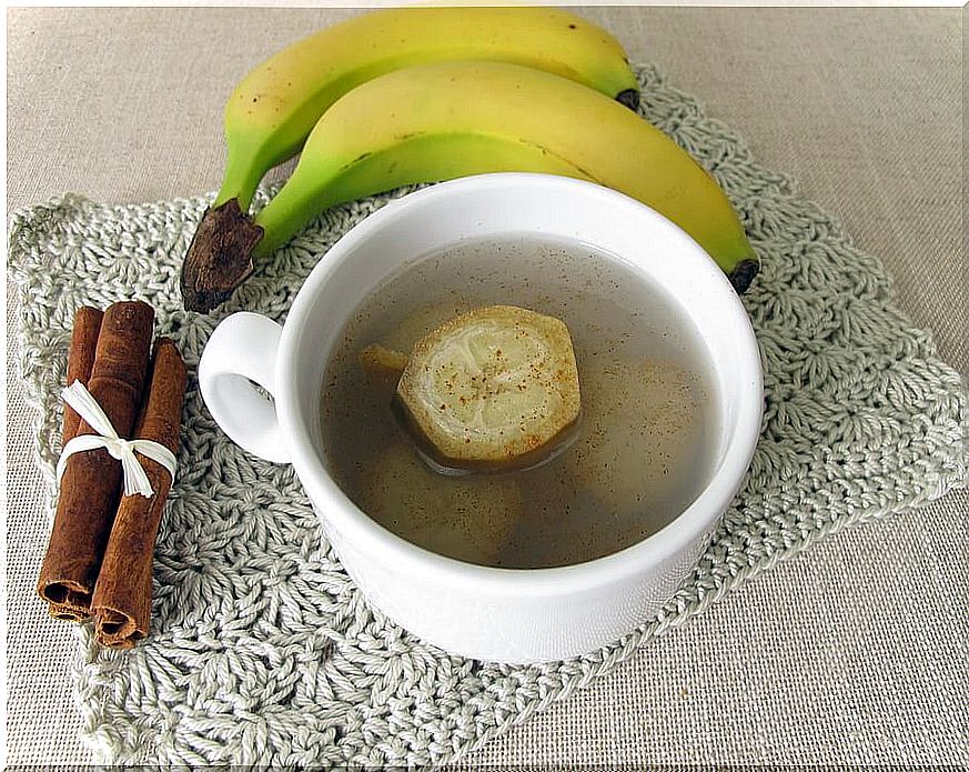 Banana and cinnamon tea for a good night's sleep