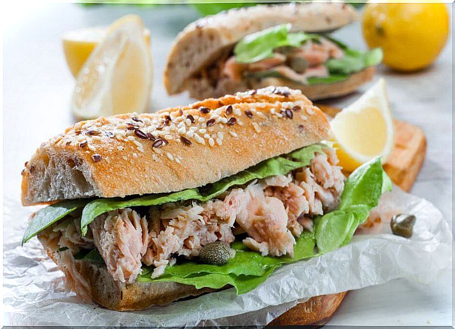 Sandwich with tuna.