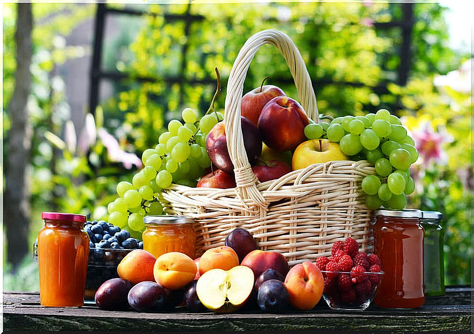 Basket with fruits.