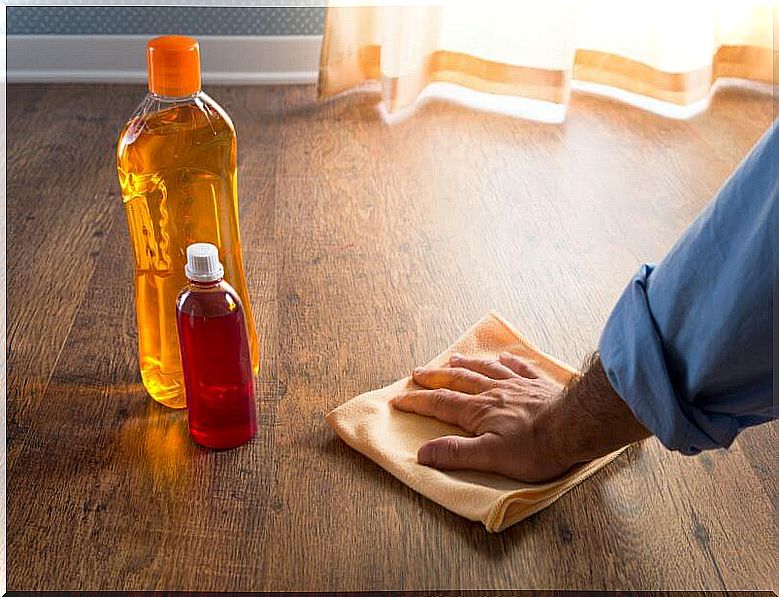 Remedies to clean stains on wooden furniture.