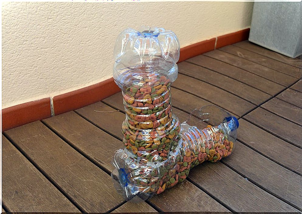 Pet feeders can be made from plastic bottles.