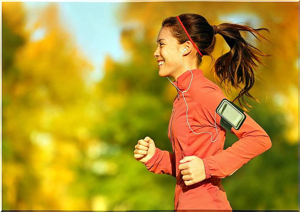 To avoid colds: woman doing physical exercise.